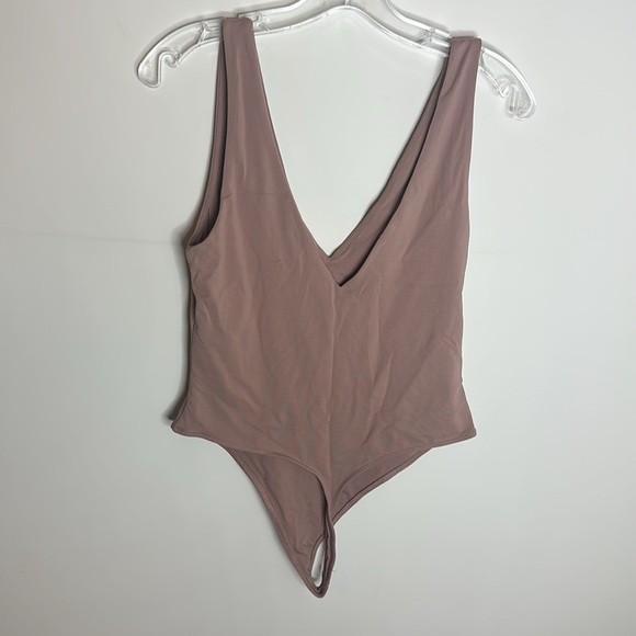Aritzia Contour V Neck Body Suit (L) Color: Light Muave - Picture 3 of 4